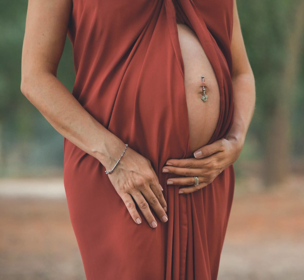 Maternity session: Detail of the belly of a pregnant woman in Dubai in Abu Dhabi