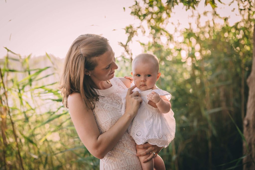 Photography session of a mum and a baby girl with blue eyes in the Abu Dhabi beach