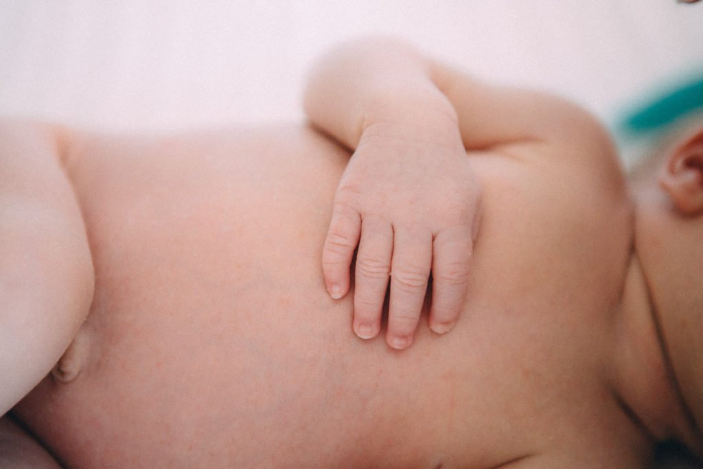 Newborn session in Abu Dhabi: beautiful detail of a newborn little hand