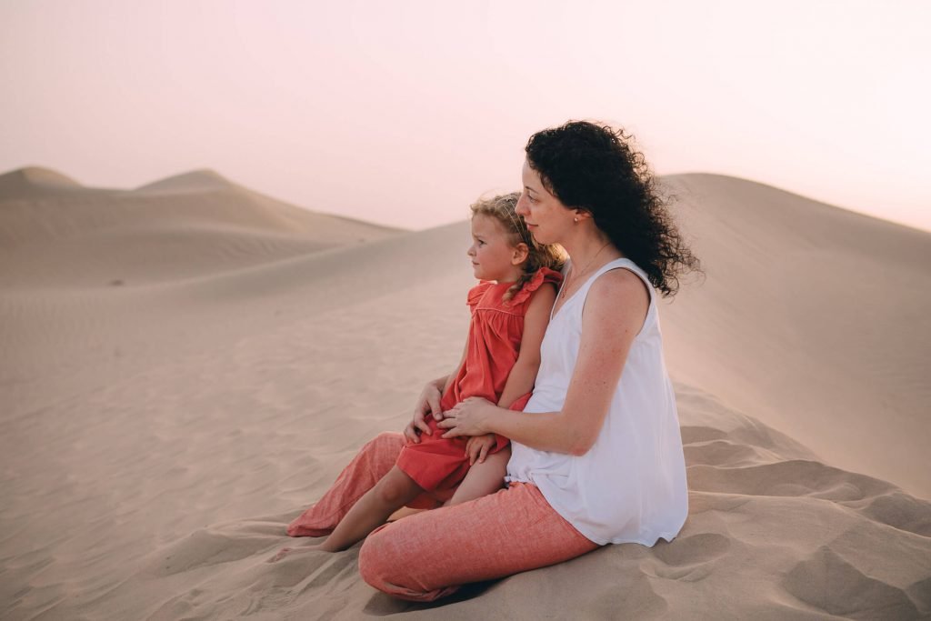 Farewell to the Dubai and Abu Dhabi desert. Portrait of a mum and her girl in the Abu Dhabi desert